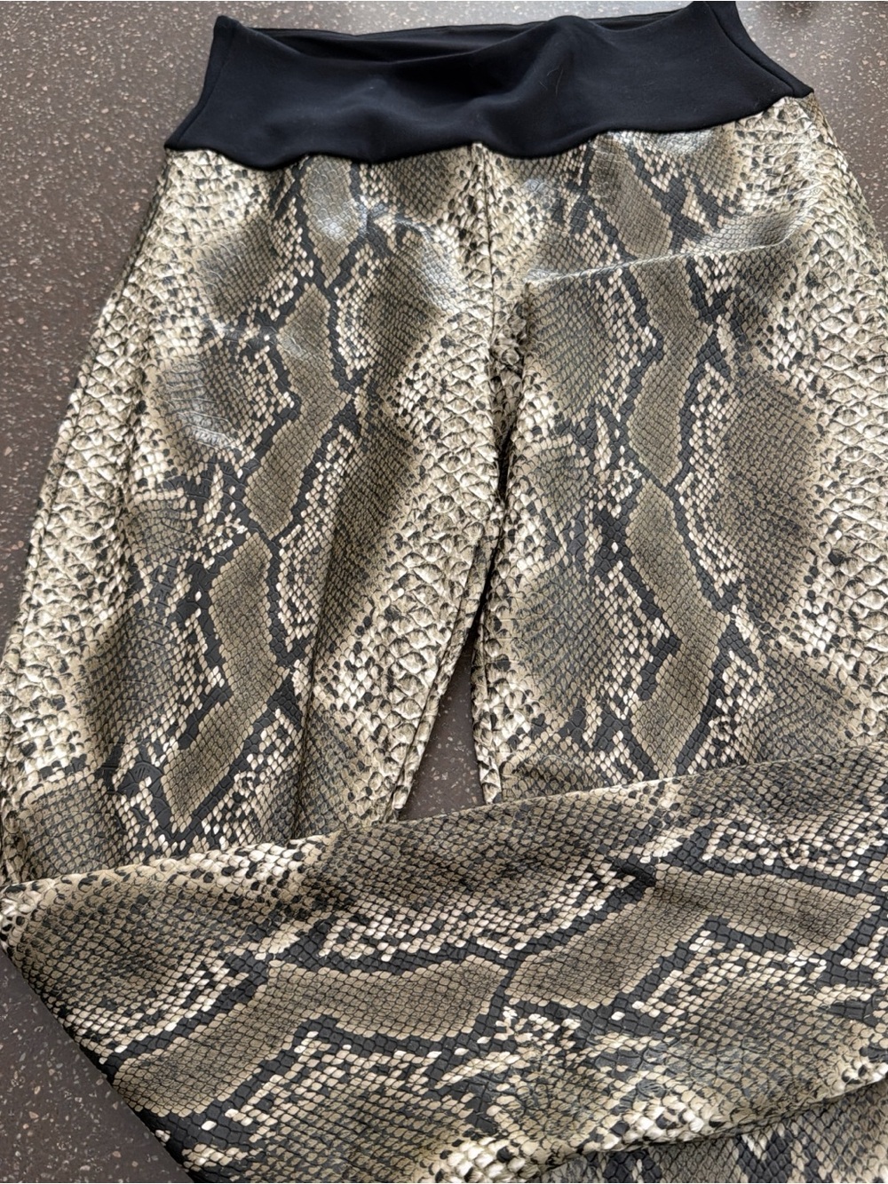Snake-Print High-Waist Leggings in Olive/Black